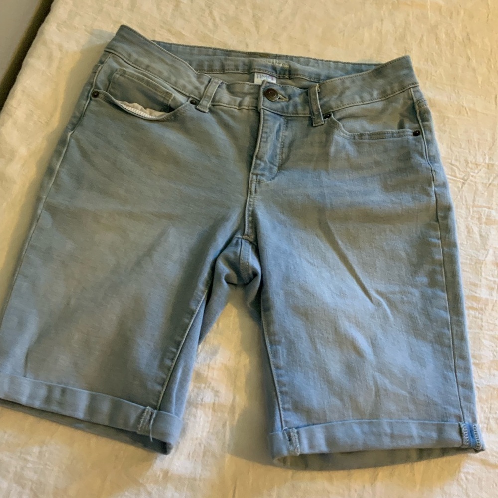Like New Women’s Mid -rise Light Blue Denim Shorts